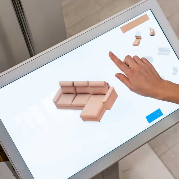 Digital Signage: Kundin nutzt Touchscreen