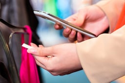 Mobile-Payment_Stock-Foto-scaled